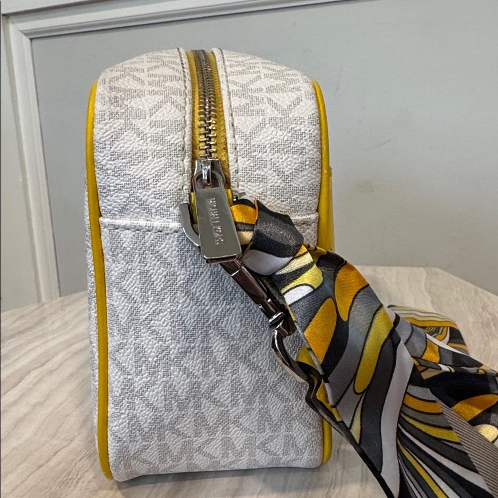 Michael Kors Bag Kenly Jet Set Signature Logo White Yellow Camera Crossbody - Picture 7 of 17
